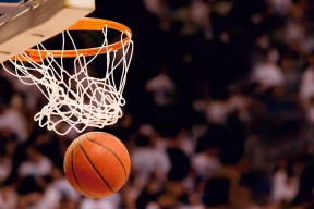 星空体育官网-费德勒橄榄球跨界首秀连败，争议助攻引全网热议